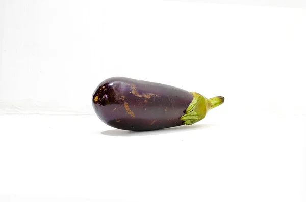 Stilleben Grönsaker Från Trädgården Lila Aubergine Vit Bakgrund — Stockfoto