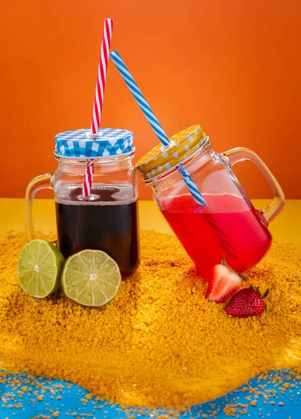 Gün batımında renkli bir kumsalda kumsalda bir çift cam.