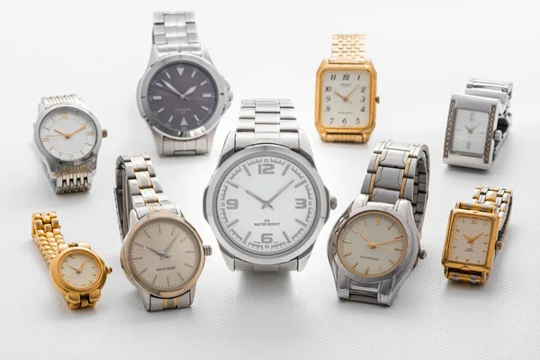 Eleganti Classici Orologi Analogici Polso Argento Oro Sfondo Bianco Commerce — Foto Stock