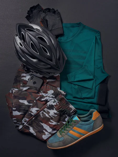 선글라스를 착용하고 자전거를 시골을 돌아다닐 사용하는 녹색과 검은색의 로열티 프리 스톡 이미지