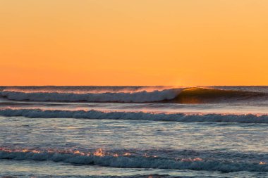 Ocean Beach, San Francisco, California 'da temiz gün batımı dalgaları