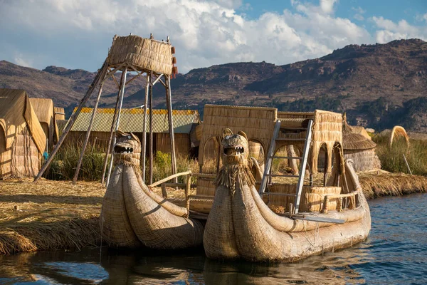 Peru, Titicaca Gölü 'ndeki Uros yüzen adalarında tekneler.