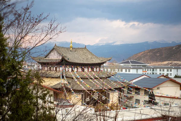 Ένας Βουδιστικός Ναός Κάτω Από Βουνά Στο Shangri Κίνα — Φωτογραφία Αρχείου