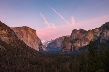 Tünel Manzarası 'ndan Yosemite Vadisi' nin kış günbatımı manzarası