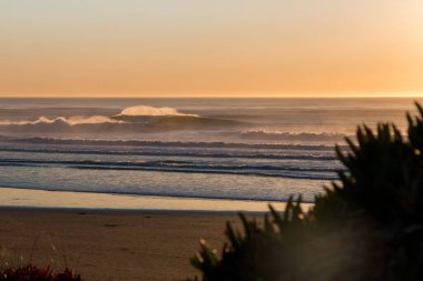 Ocean Beach, San Francisco 'da büyük dalgalar kopuyor.