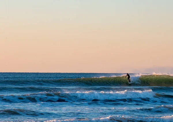 Surfista godendo di un tramonto surf in California — Foto Stock