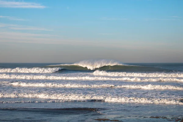 Grandi onde si infrangono a Ocean Beach, San Francisco — Foto Stock