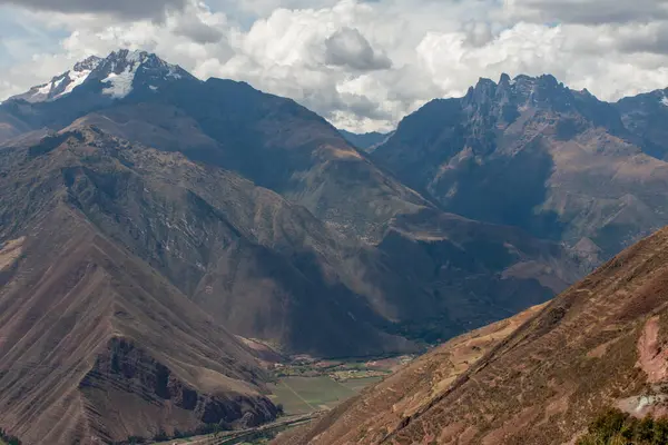 Peru, Cusco yakınlarındaki And Dağlarının manzarası