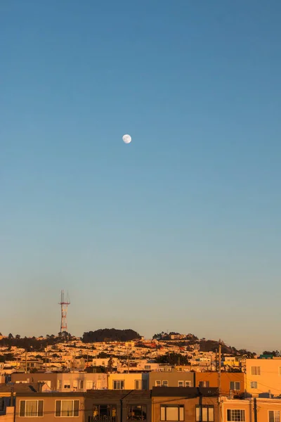 Ay, San Francisco, Kaliforniya 'daki Sunset Bölgesi' nin üzerinde. — Stok fotoğraf