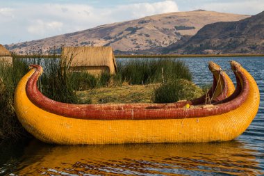 Peru, Titicaca Gölü 'ndeki Uros yüzen adalarında tekneler