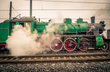 Eski buhar motoru Lokomotif hareket başlatmak hazırlanıyor. Kazan artık hazırdır ve makinist tren hareket başlamaya hazırlanıyor