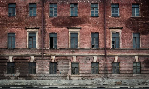 Die Wand Mit Den Fenstern Des Verlassenen Gebäudes — Stockfoto