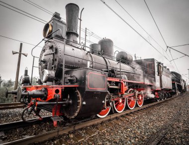 Beyaz buhar Puffs ile eski buhar motoru Lokomotive demiryolu bir dönüş geçer