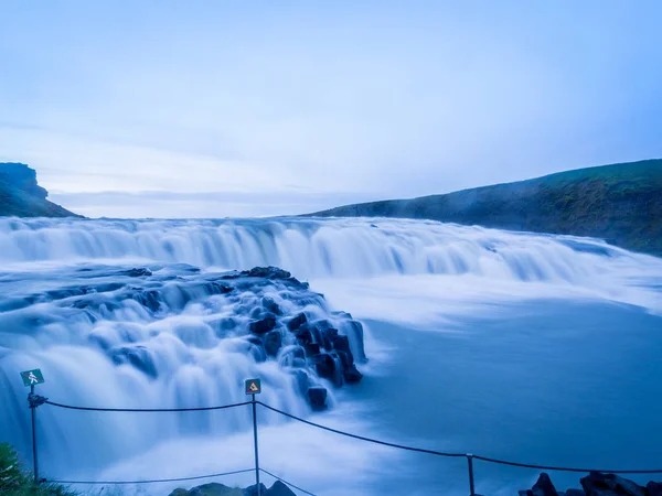 Красивый Водопад Gullfoss Закате Голубых Тонах Дождливую Погоду Исландия — стоковое фото