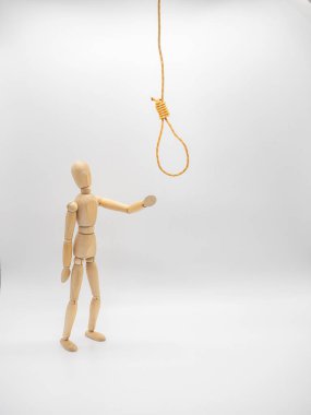 Minyatür ahşap bebek Gallow ilmik ile halat asılı eller çeker. 