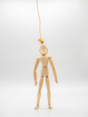 Beyaz üzerinde izole Gallows ilmik kafa ile minyatür ahşap bebek. Asılı halat ile intihar konsepti.