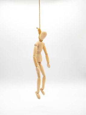 Beyaz üzerinde izole Gallows ilmik baş ile minyatür ahşap bebek astı. 