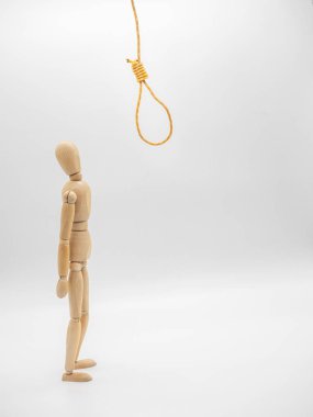 Minyatür ahşap bebek standlar sallanan ipi ve gözetiminde gallow ilmik. 