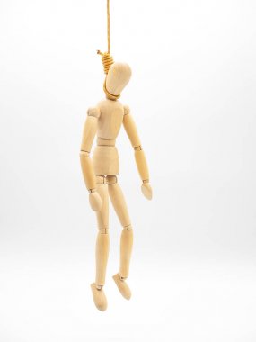 Beyaz üzerinde izole Gallows ilmik baş ile minyatür ahşap bebek astı. 