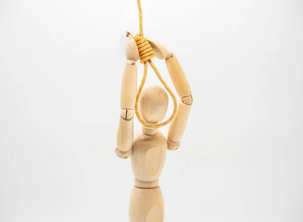 Minyatür ahşap bebek beyaz üzerinde izole Gallows ilmik kafa koyuyor. Asılı halat ile intihar konsepti.