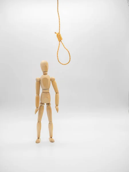 ミニチュア木製人形乗り場に掛かっているロープと絞首刑縄ウォッチ — ストック写真
