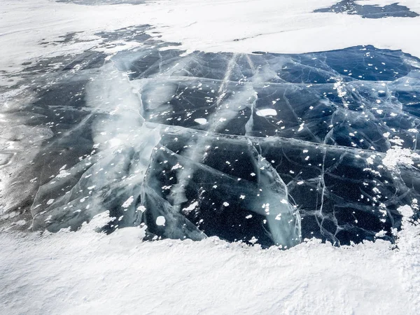 Réseau Fissures Dans Une Épaisse Couche Solide Glace Partiellement Recouverte — Photo