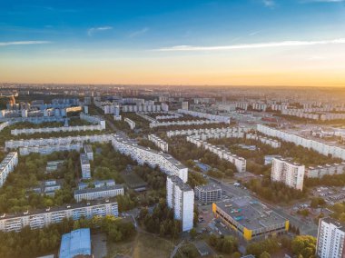 Yüksek konut binaları, yollar ve otoyollar, park bölgeleri ve yeşil ağaçlar ile metre ile şehir bölgesinin havadan görünümü. Gün doğumunda lear gökyüzü altında Yaz kentsel manzara. Moscow city, Rusya Federasyonu