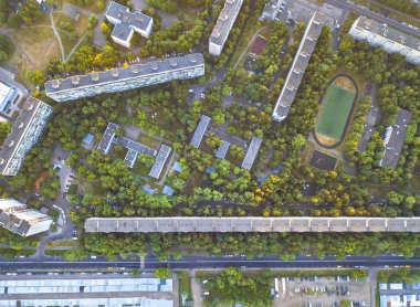 Yüksek konut binaları, yollar ve otoyollar, park bölgeleri ve yeşil ağaçlar ile metre çatıları. Moskova, Rusya'da şehir blokları kuş bakışı görünümü.