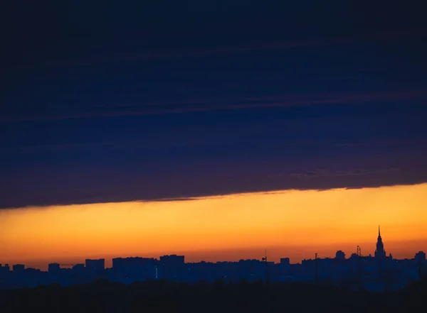Темный Облачный Пейзаж Закате Полосой Ясного Неба Над Панорамным Силуэтом — стоковое фото