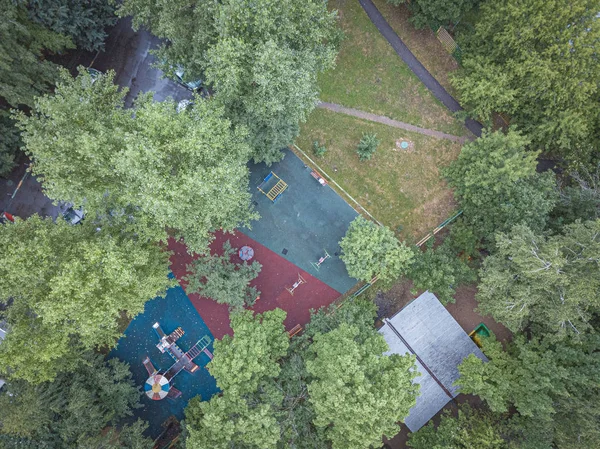 Parque Infantil Pátio Com Baloiços Bancos Árvores Verdes Arbustos Cercado — Fotografia de Stock