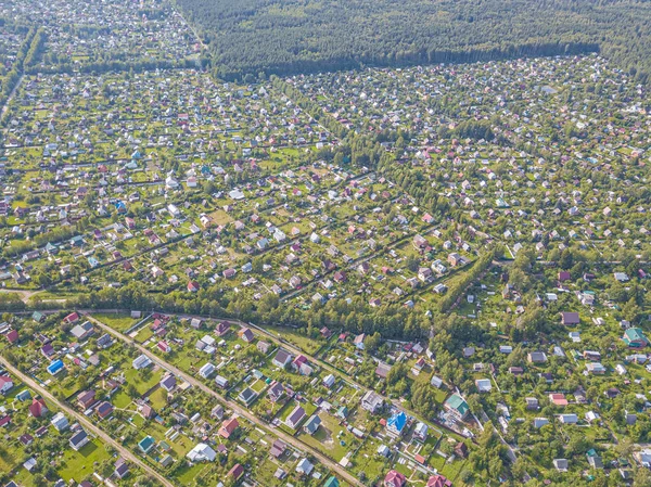 Yaz Mevsiminde Köyün Insansız Hava Aracı Manzarası Evlerin Çatıları Yeşil — Stok fotoğraf