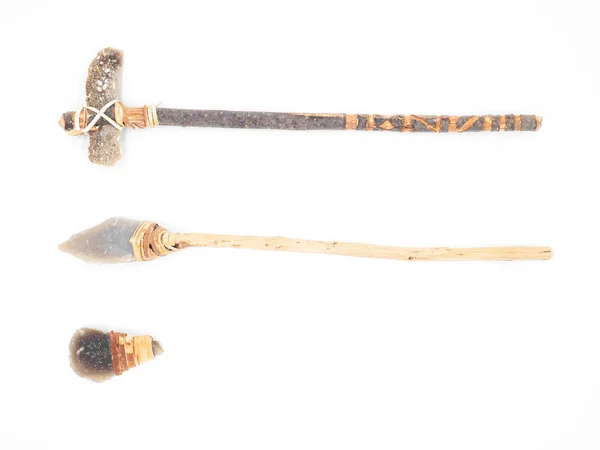 木製のハンドルと革の紐で縛られた原始的な石のツールのレプリカは 白い背景に隔離されています 原始的な石の斧 短剣とハンマー 先史時代の人々の武器 — ストック写真
