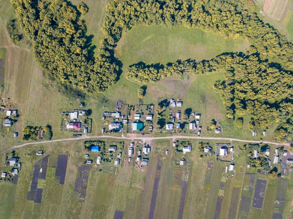 Drone Felülnézet Falu Nyári Szezonban Háztetők Gazdaságok Zöld Füves Mezők — Stock Fotó