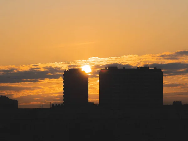 Amanecer Sobre Ciudad Edificios Oscuros Siluetas Sol Naciente Cielo Dramático — Foto de Stock