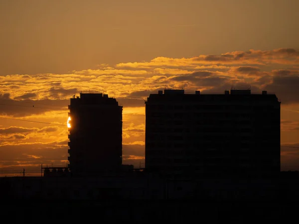 Amanecer Sobre Ciudad Edificios Oscuros Siluetas Sol Naciente Cielo Dramático — Foto de Stock