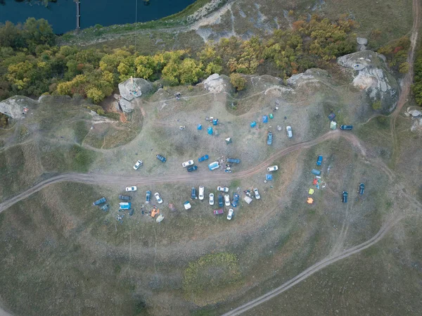Nehir Kenarındaki Kayalıkların Kayalıkların Yanında Çadırları Arabaları Olan Bir Kampa — Stok fotoğraf