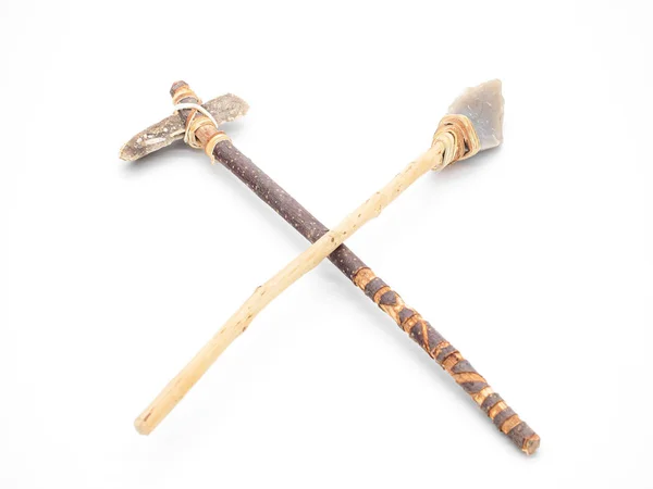 原始石器的复制品 木柄和皮革捆扎隔离在白色背景上 交叉原始石斧和剑或长矛 史前民族的武器 — 图库照片
