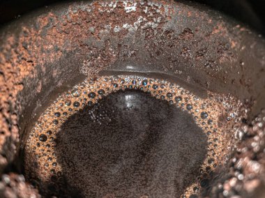 Kalın köpüklü doğal kahve, klasik yöntemle seramik bir kahve, makro fotoğraf, seçilmiş odak. 