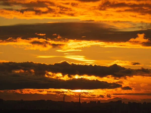 Colorido Cielo Épico Nublado Atardecer Sobre Silueta Oscura Panorámica Del — Foto de Stock