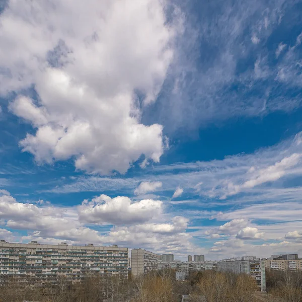 都会のアパートの建物の上に白い雲と明るい青空 朝の街並みのパノラマ ロシアのモスクワ市 — ストック写真