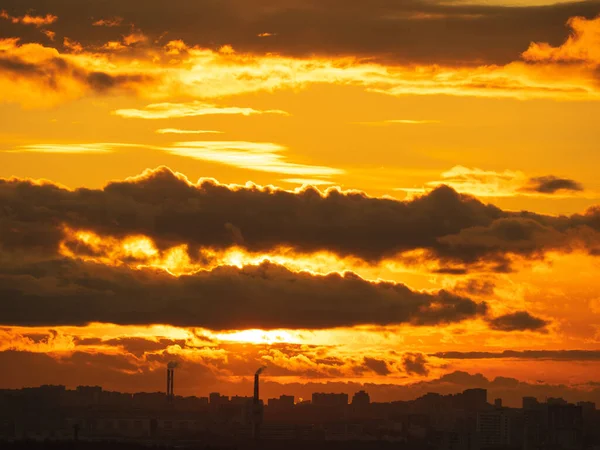 Colorido Cielo Épico Nublado Atardecer Sobre Silueta Oscura Panorámica Del — Foto de Stock