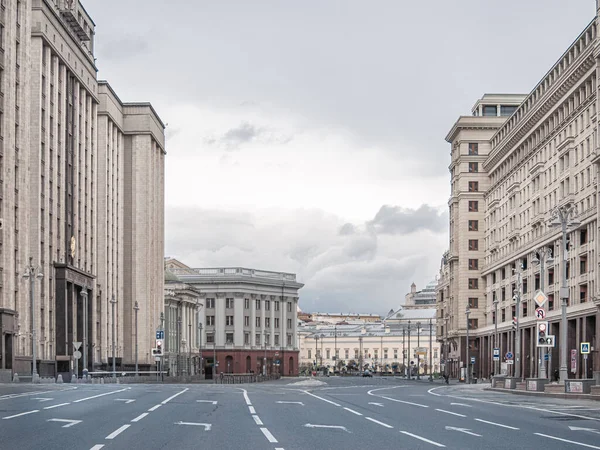 MOSCOW, RUSSIA 25 Nisan 2020: Moskova, Rusya 'da insansız Okhotny Ryad Caddesi. Şehir merkezinin klasik mimarisi. Covid-19 tecrit sokakları boşalttı. 