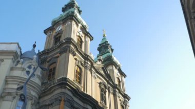 Budapeşte, Macaristan'da üniversite kilisenin görünümünde yaz öğleden sonra.