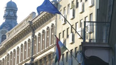 Macaristan ve Budapeşte bir binada sallayarak Avrupa Birliği bayrakları.