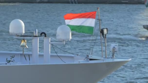 Hongaarse Vlag Zwaaien Een Rivier Boot Donau — Stockvideo