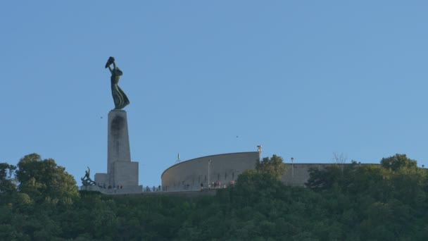 自由雕像纪念碑在匈牙利布达佩斯的看法 — 图库视频影像