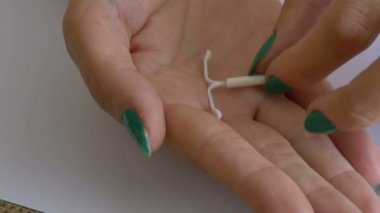 Kadın Doğum kontrol cihazı (spiral) avucunun içinde gösterilen. Bir intrauterine (spiral), intrauterin Doğum kontrol aygıtı (olur veya ICD) veya bobin, olarak da bilinen öncesi bir kadının rahmine eklendiği bir küçük, genellikle T şeklinde Doğum kontrol aygıtı söz