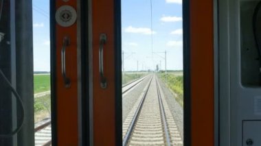 Bir yolcu treni son araba görünümünden demiryolu.
