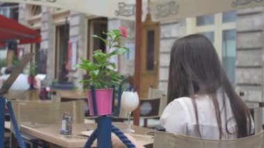 Kız bir ope hava restoran menü okuma.