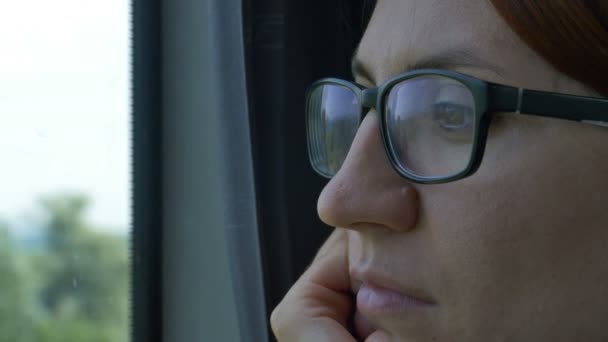 Femme Portant Des Lunettes Vue Sur Fenêtre Train — Video